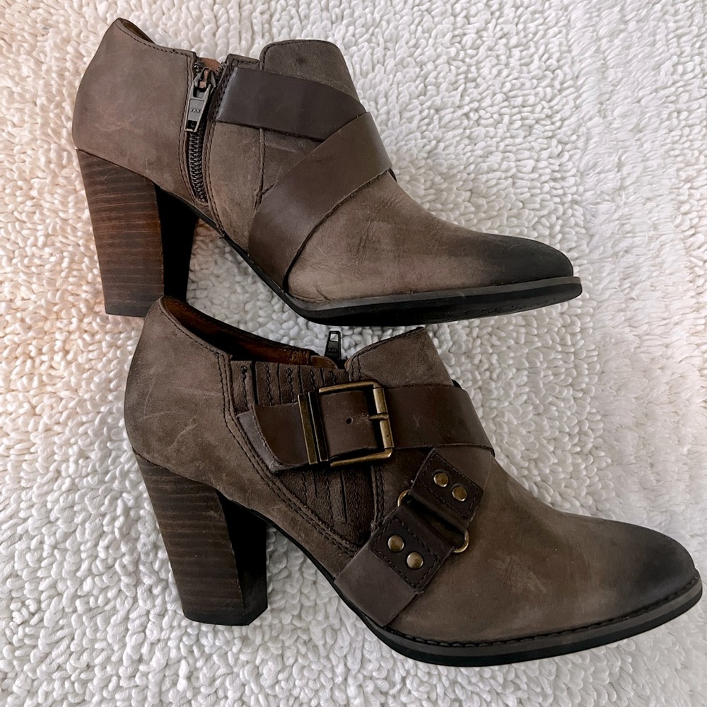 CLARKS INDIGO ARTISAN WOODLARK Belted Buckle Ankle Boot Size 8M